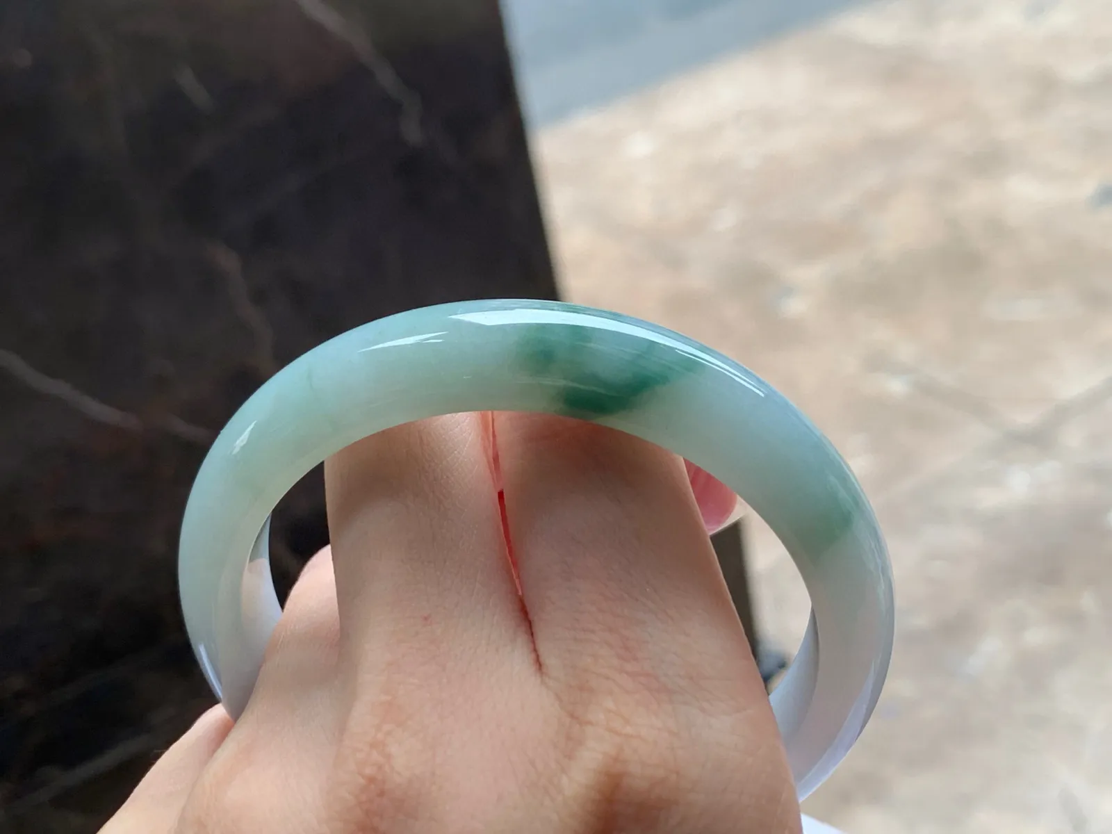 糯种飘花手镯
玉质细腻 60/12.2/8.2