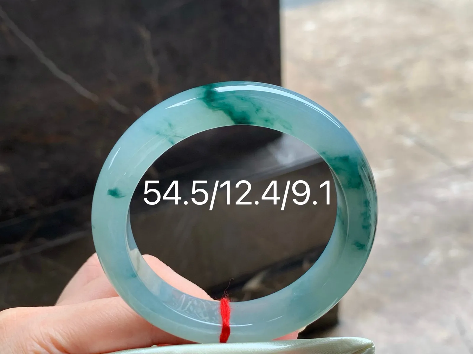 冰飘花手镯
种好水润 54.5/12.4/9.1mm