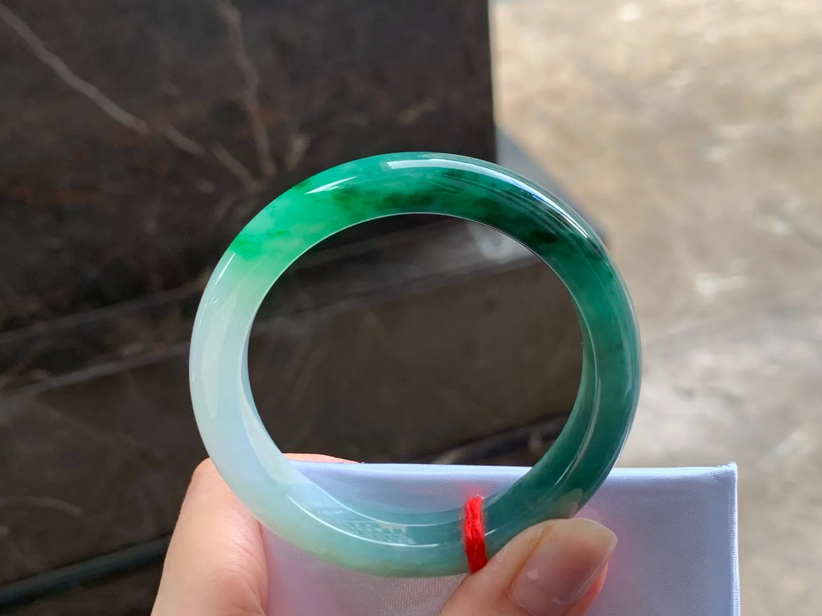 带色手镯
颜色漂亮 50.5/11.7/8mm