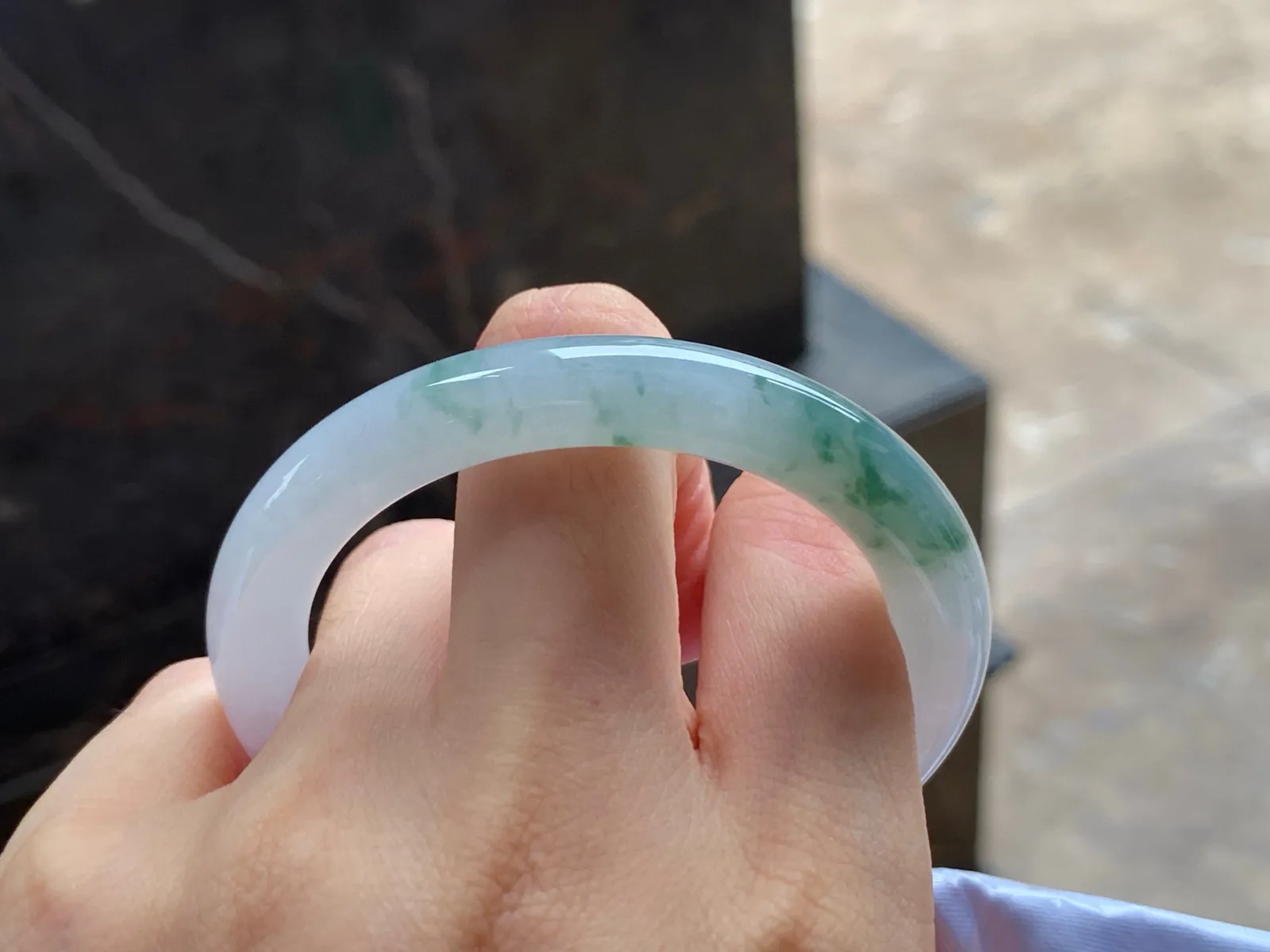 糯种飘花圆条手镯
水润清爽 49.8/7.8/8.4