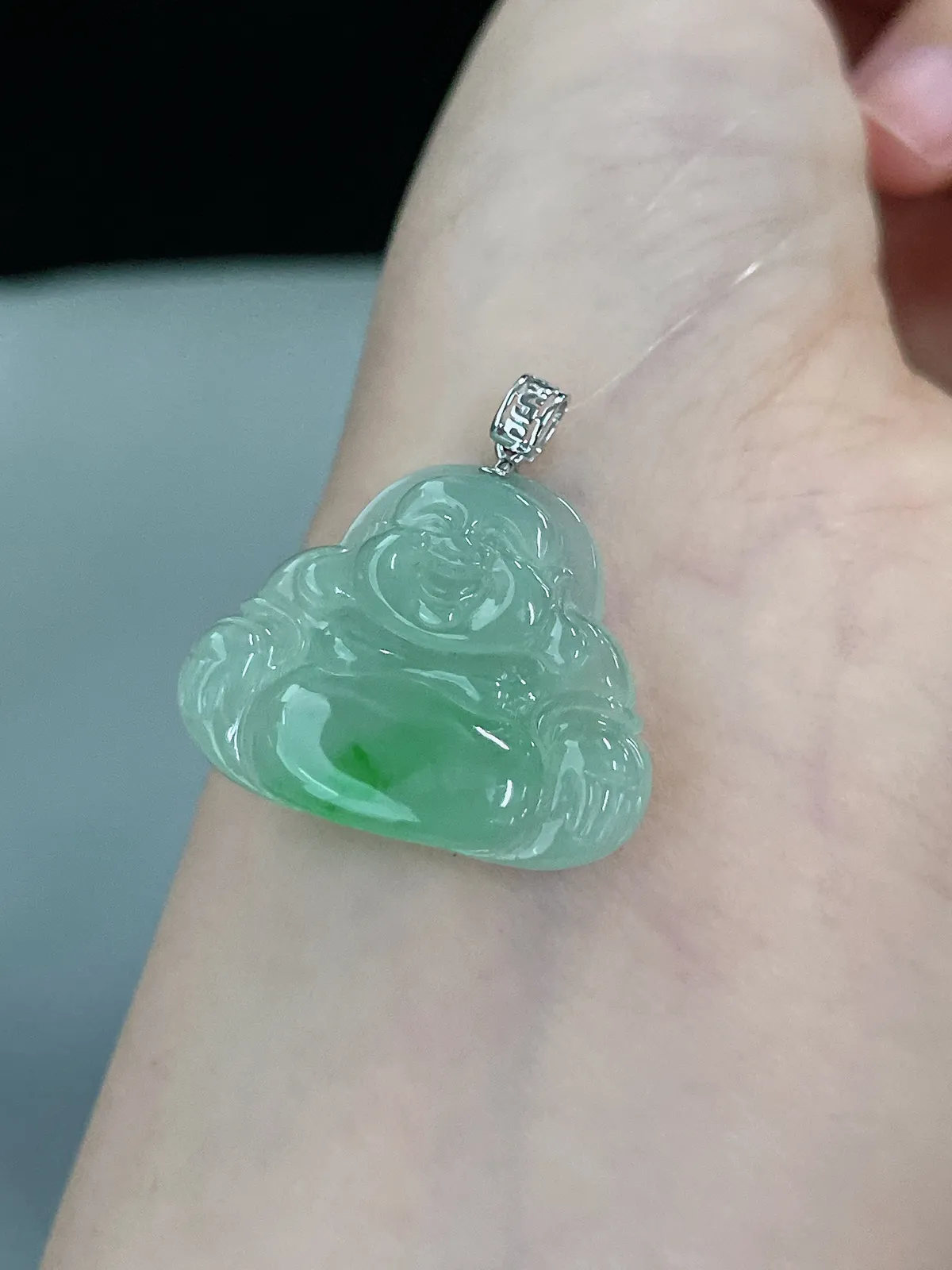 18k金翡翠冰糯种淡绿色吊坠