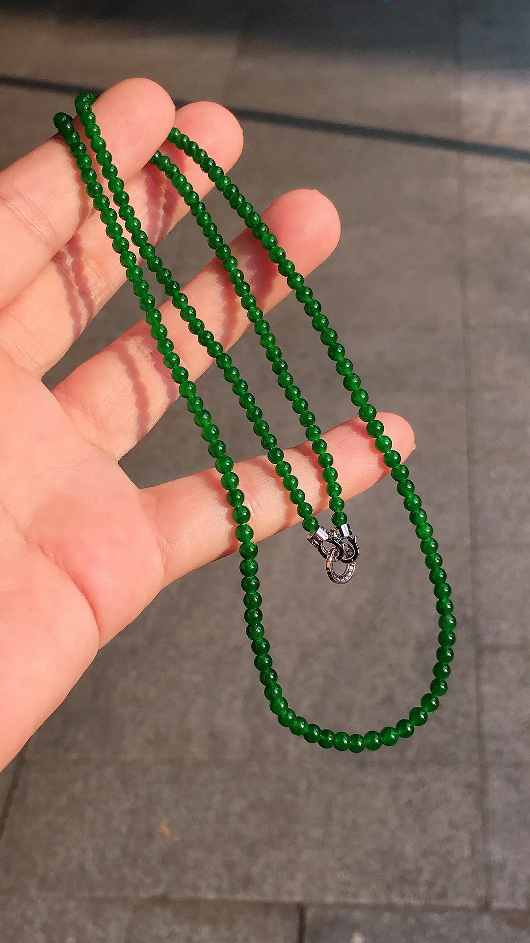 辣绿珠子项链，色泽均匀艳丽，玉质细腻，荧光感超
强，饱满圆润，气质满满。18k
金豪华镶嵌