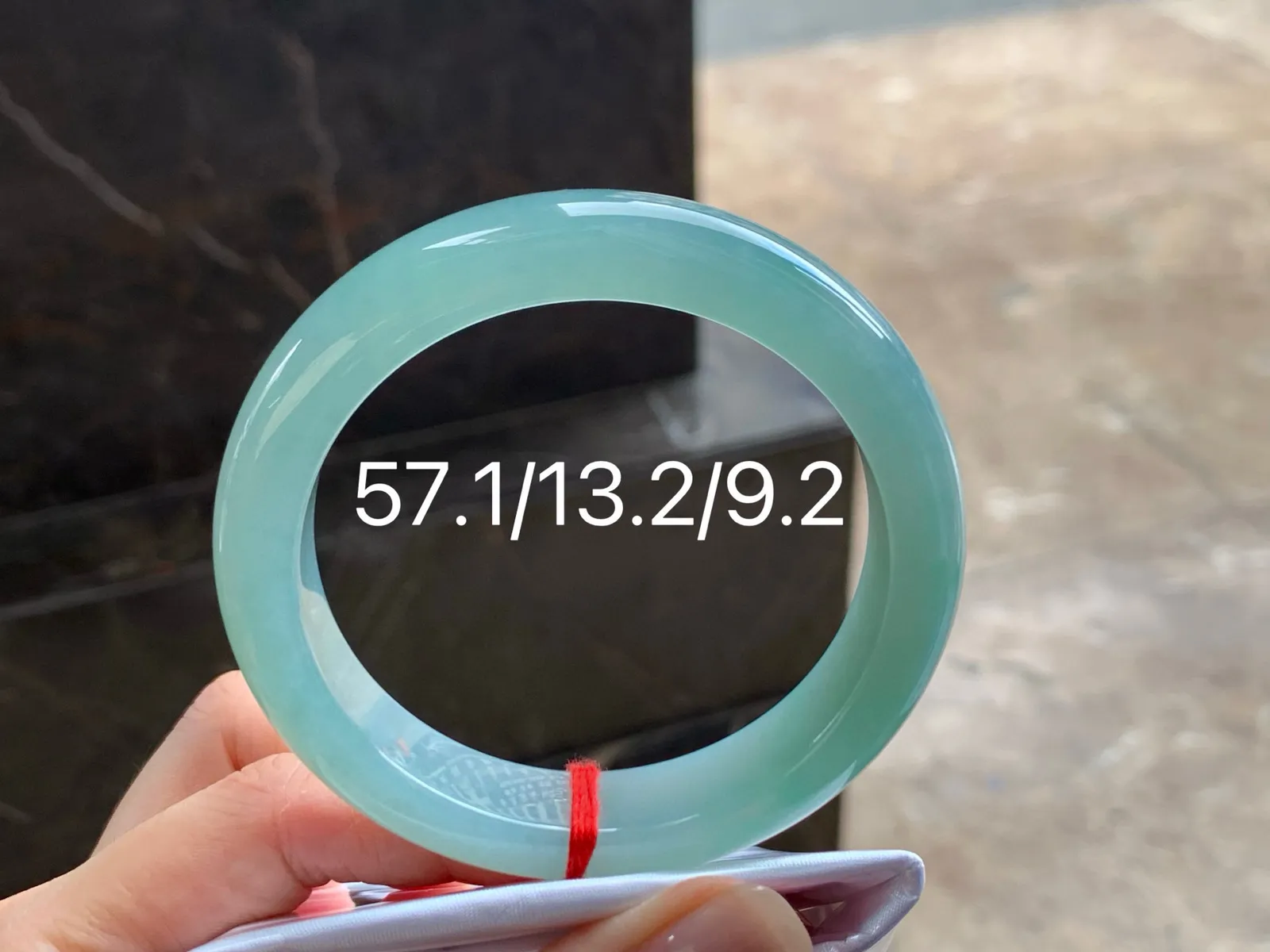 冰晴底手镯
水润57.1/13.2/9.2mm