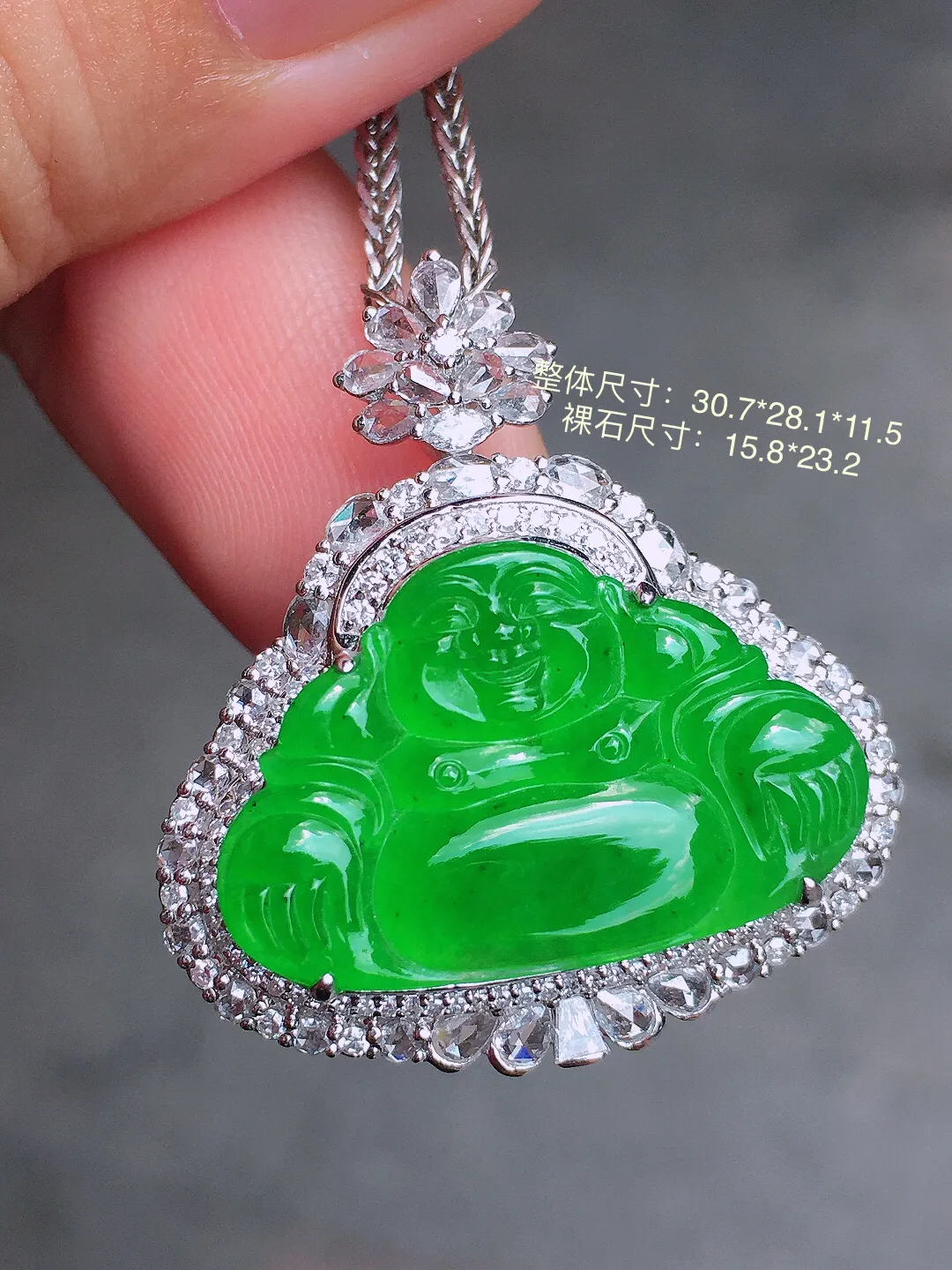 阳绿佛公吊坠，色泽均匀艳丽，玉质细腻，荧光感超
强，饱满圆润，气质满满。18k
金豪华镶嵌