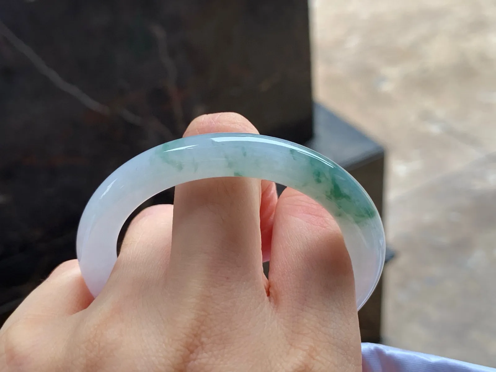 糯种飘花圆条手镯
水润清爽 49.8/7.8/8.4