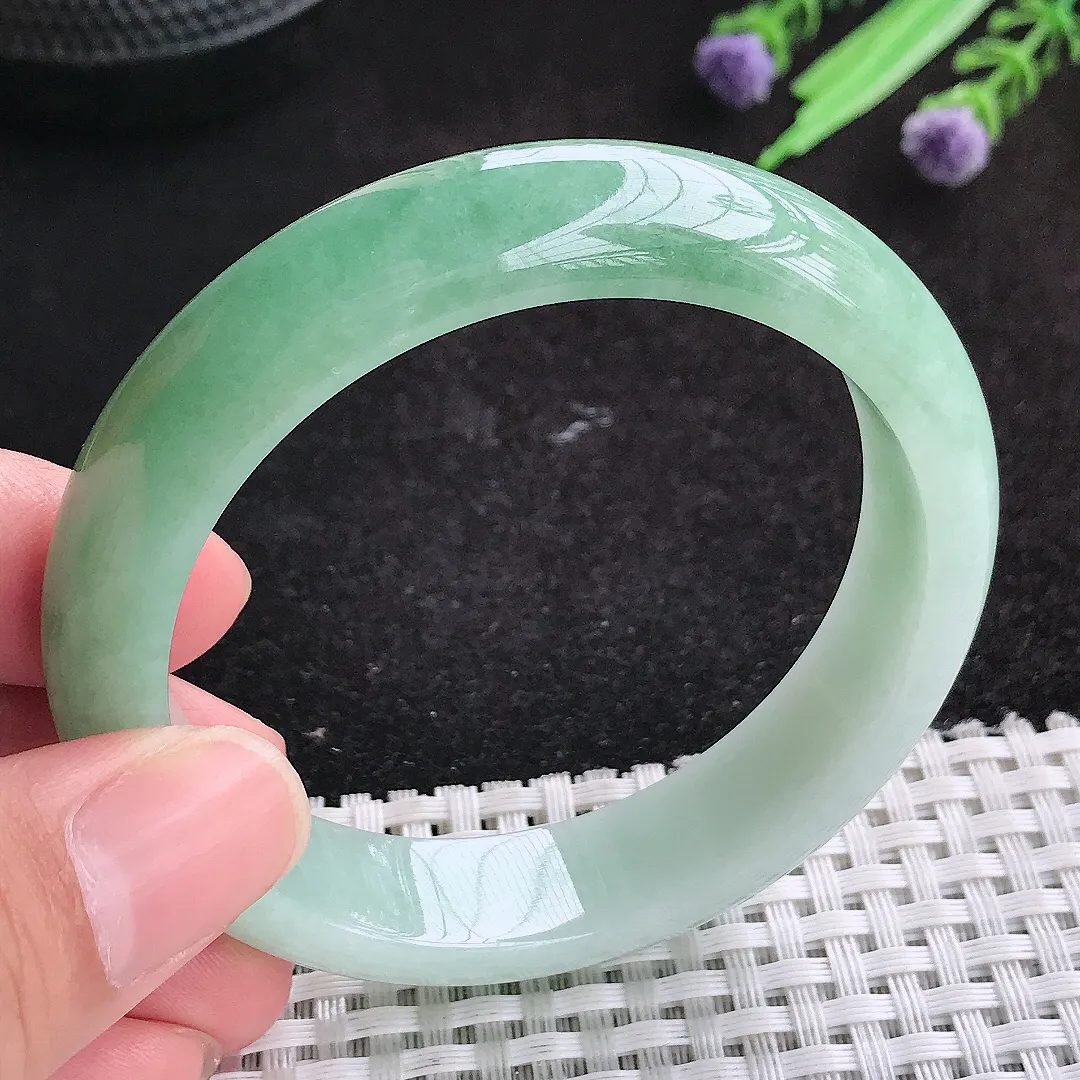 自然光55/13.3/8老坑精美温润浅绿色手镯天然翡翠玉镯女款百搭