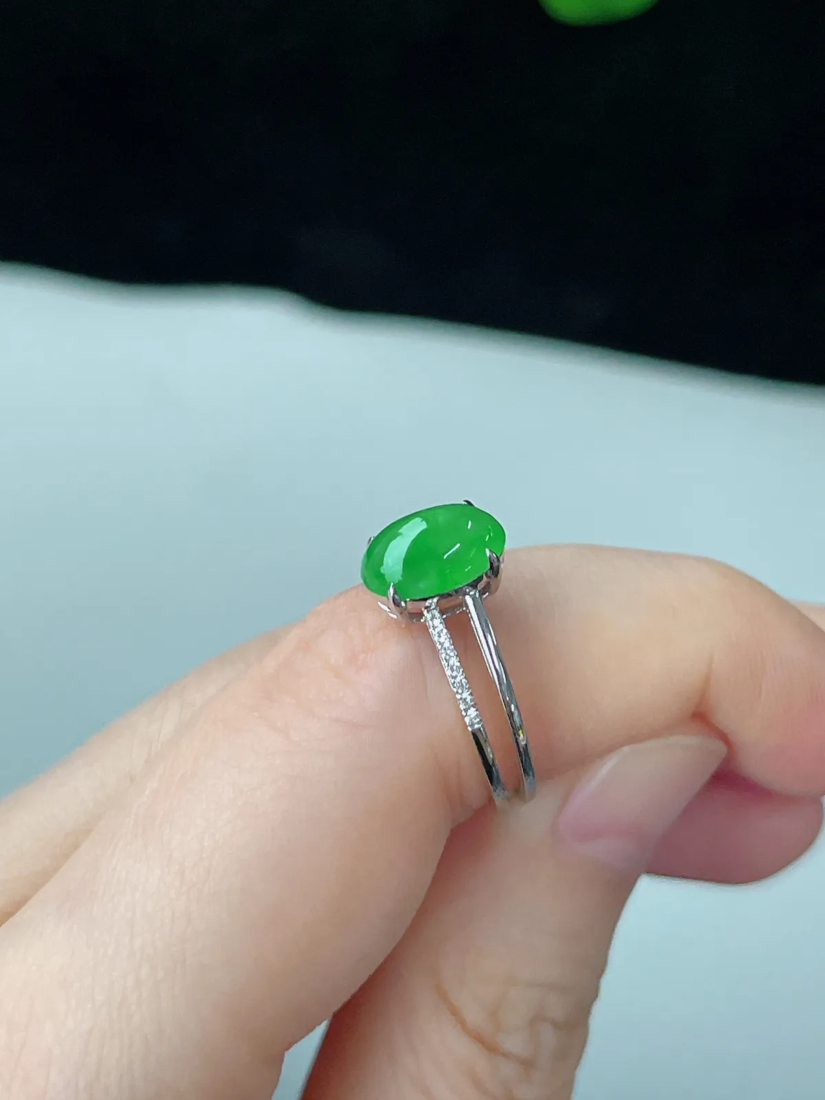 翡翠戒指，印记：Au750,伴钻石