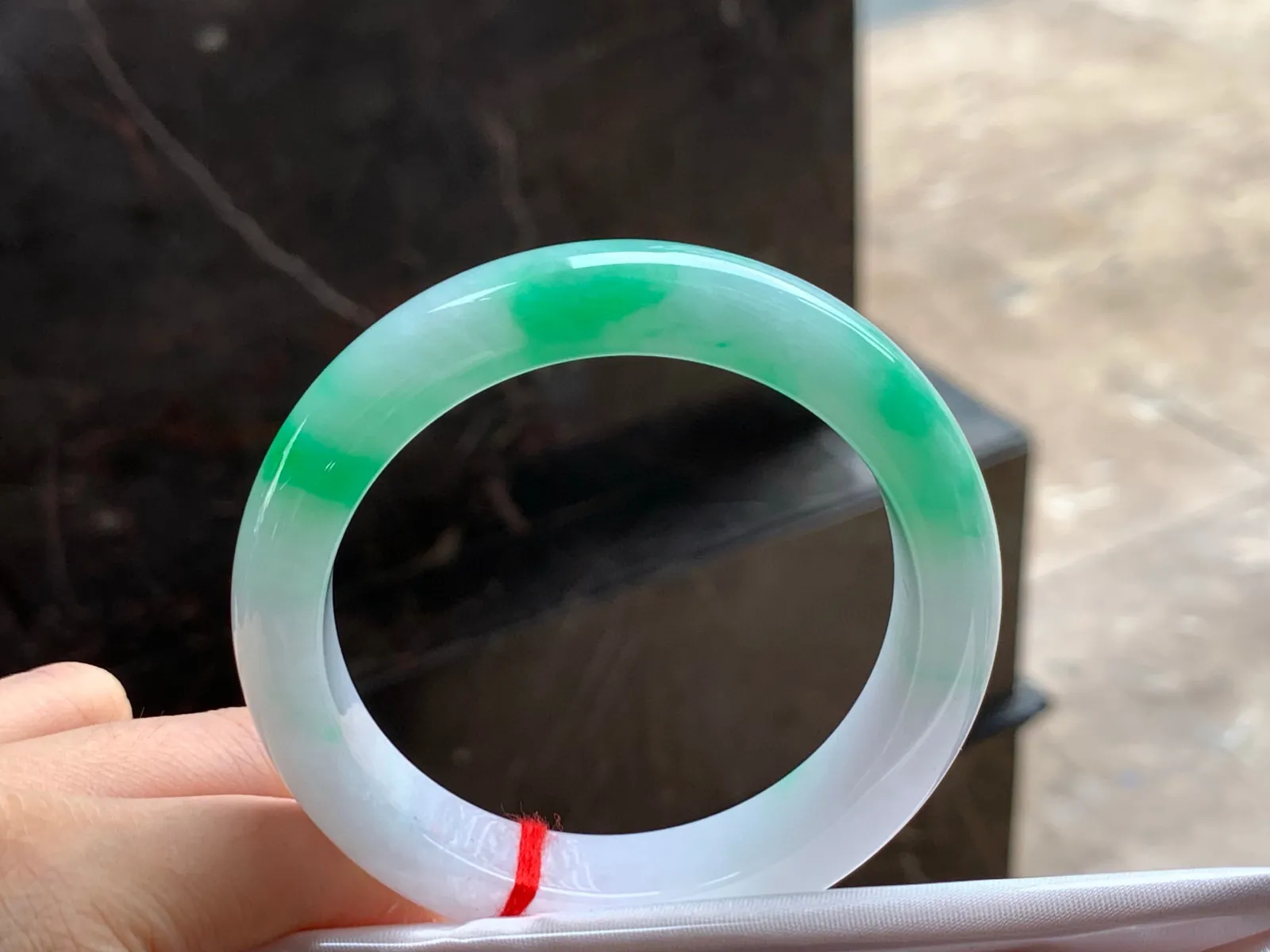 糯种阳绿手镯
水润清爽 55.3/12.2/9