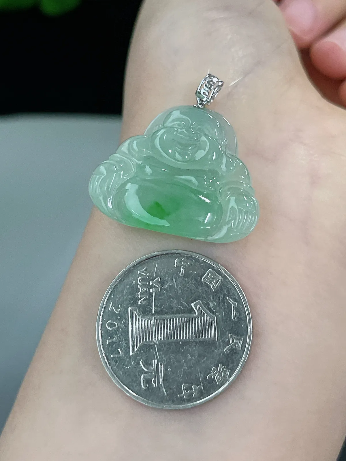 18k金翡翠冰糯种淡绿色吊坠