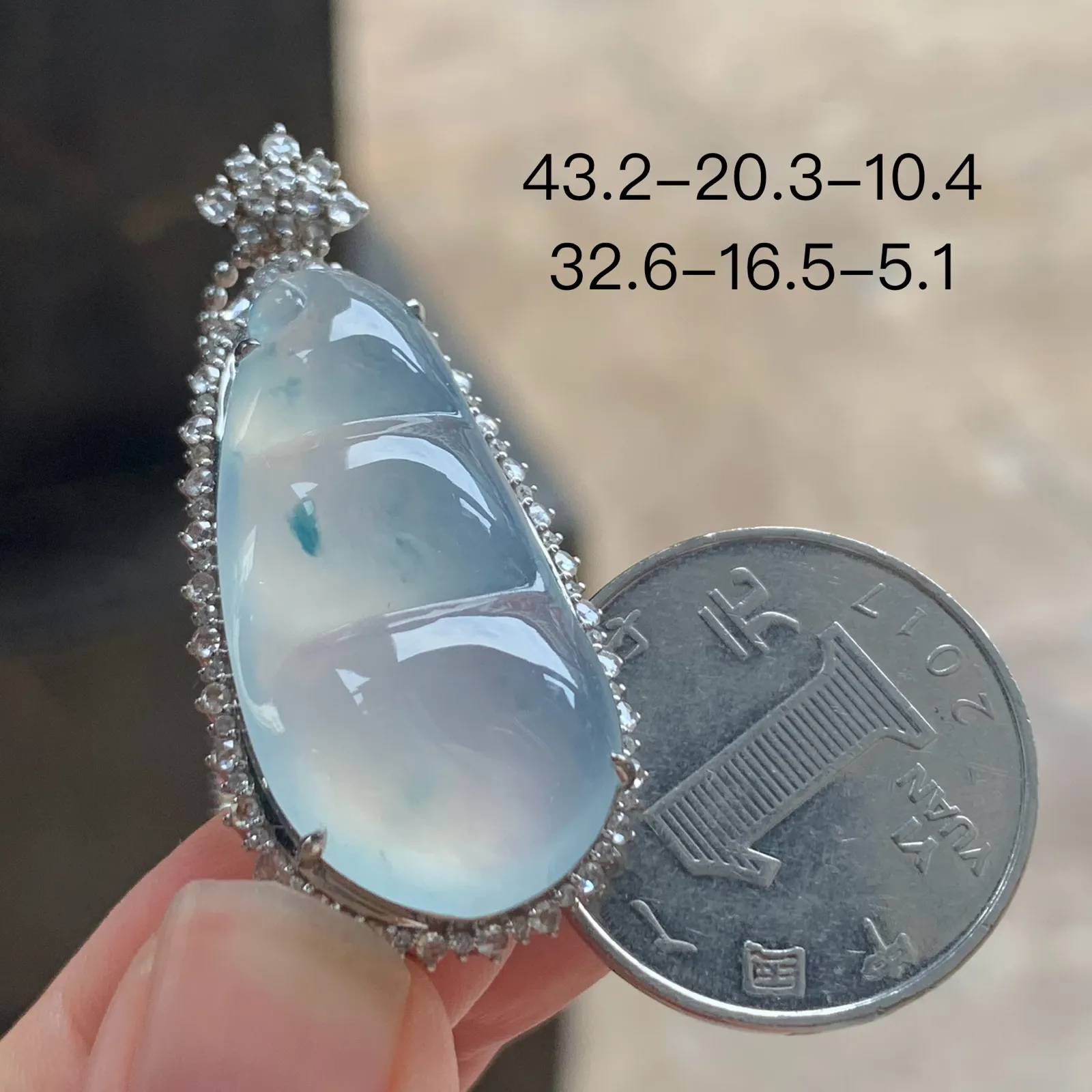 18k金镶钻·冰种飘花福豆

～ 大气