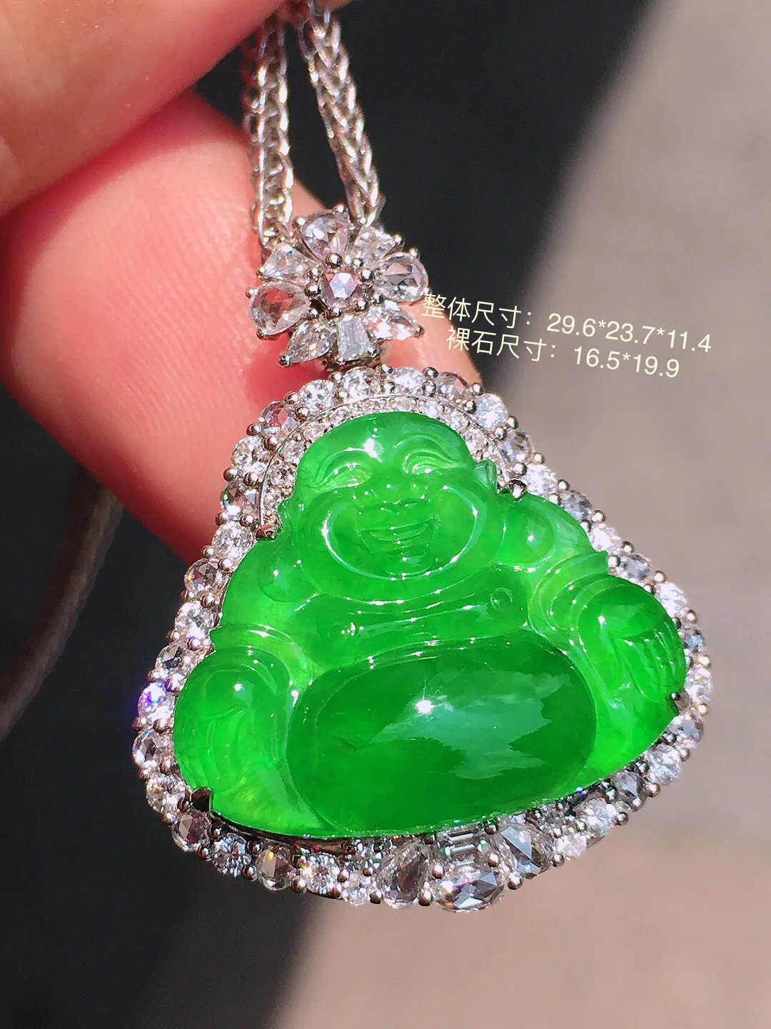 阳绿佛公吊坠，色泽均匀艳丽，玉质细腻，荧光感超
强，饱满圆润，气质满满。18k
金豪华镶嵌
