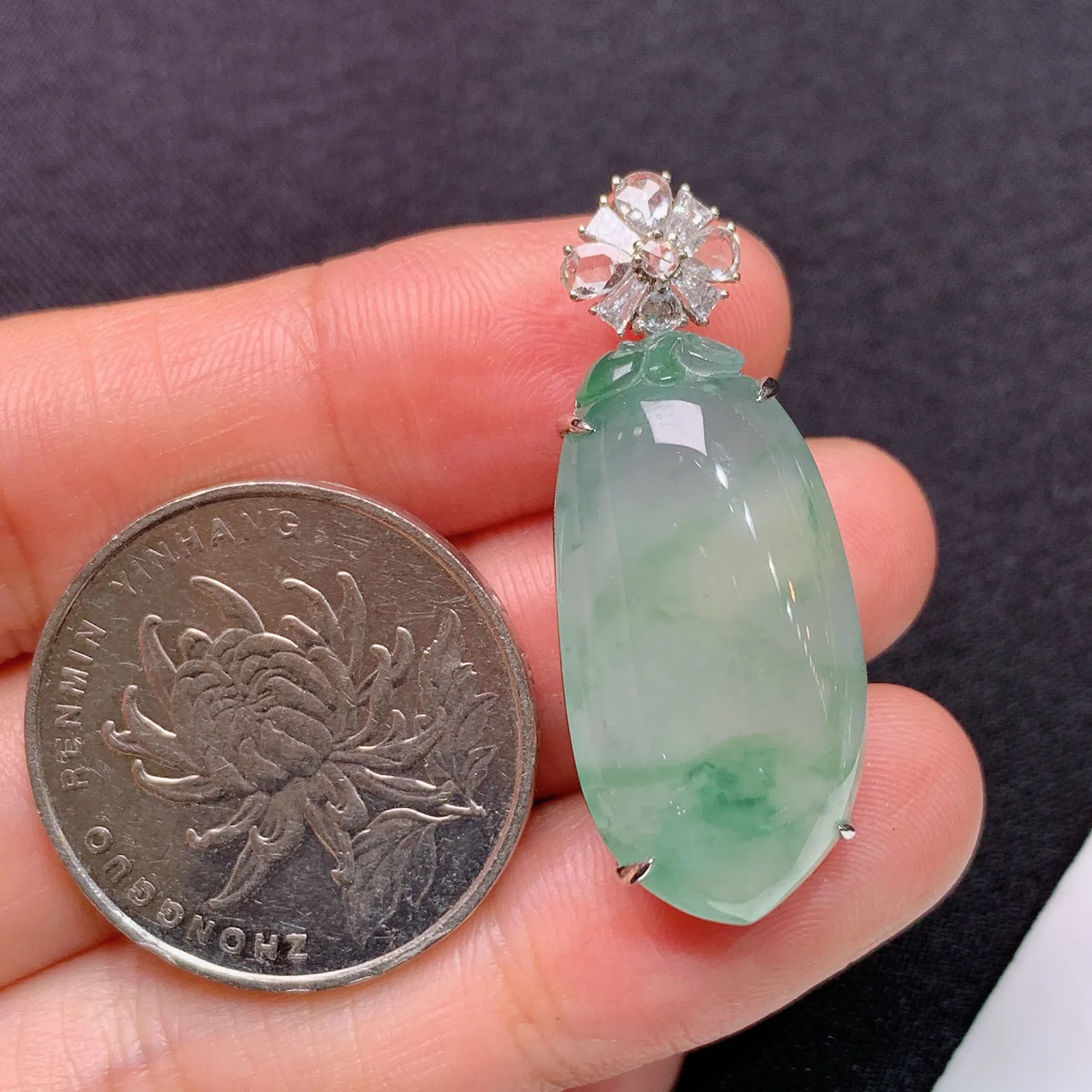 冰种飘花福瓜吊坠，18k金镶嵌，冰润饱满，玉质细腻，种水足 尺寸34.1*13.6*11