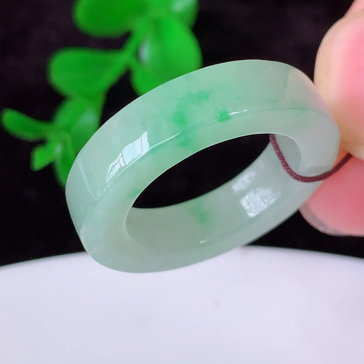 自然光实拍，17.6mm内径冰飘绿翡翠指环，玉戒指，玉质莹润，好精美好冰润的指环，16圈口，上手纤巧！#57.14尺寸17.6-5.5-4.2