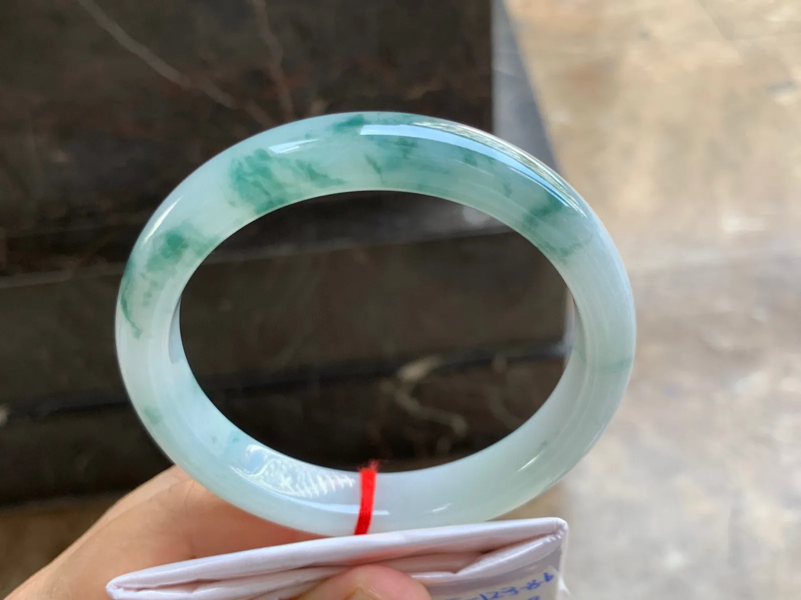 63.5-12.5-8.5mm
飘花大圈口手镯 底子细腻 花色漂亮 半山半水 超大大圈口