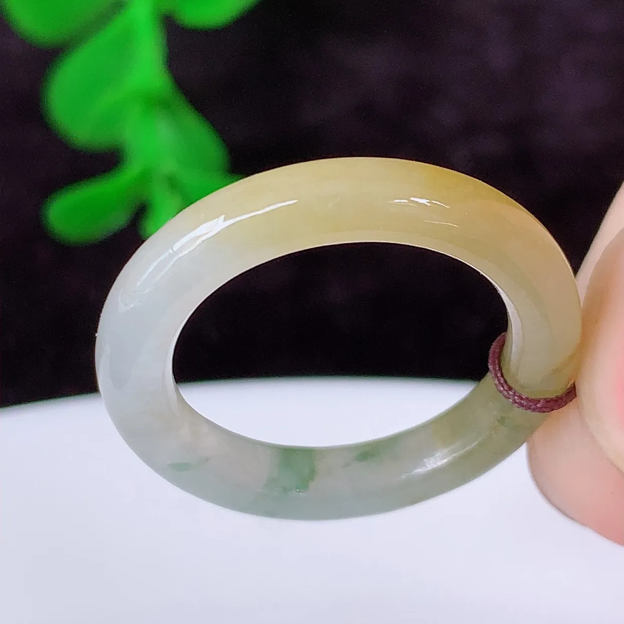 自然光实拍，16mm内径冰种黄加绿翡翠指环，玉戒指，玉质莹润，好精美好冰润的指环，11圈口，上手纤巧！#1.14尺寸16-3.3-3.6