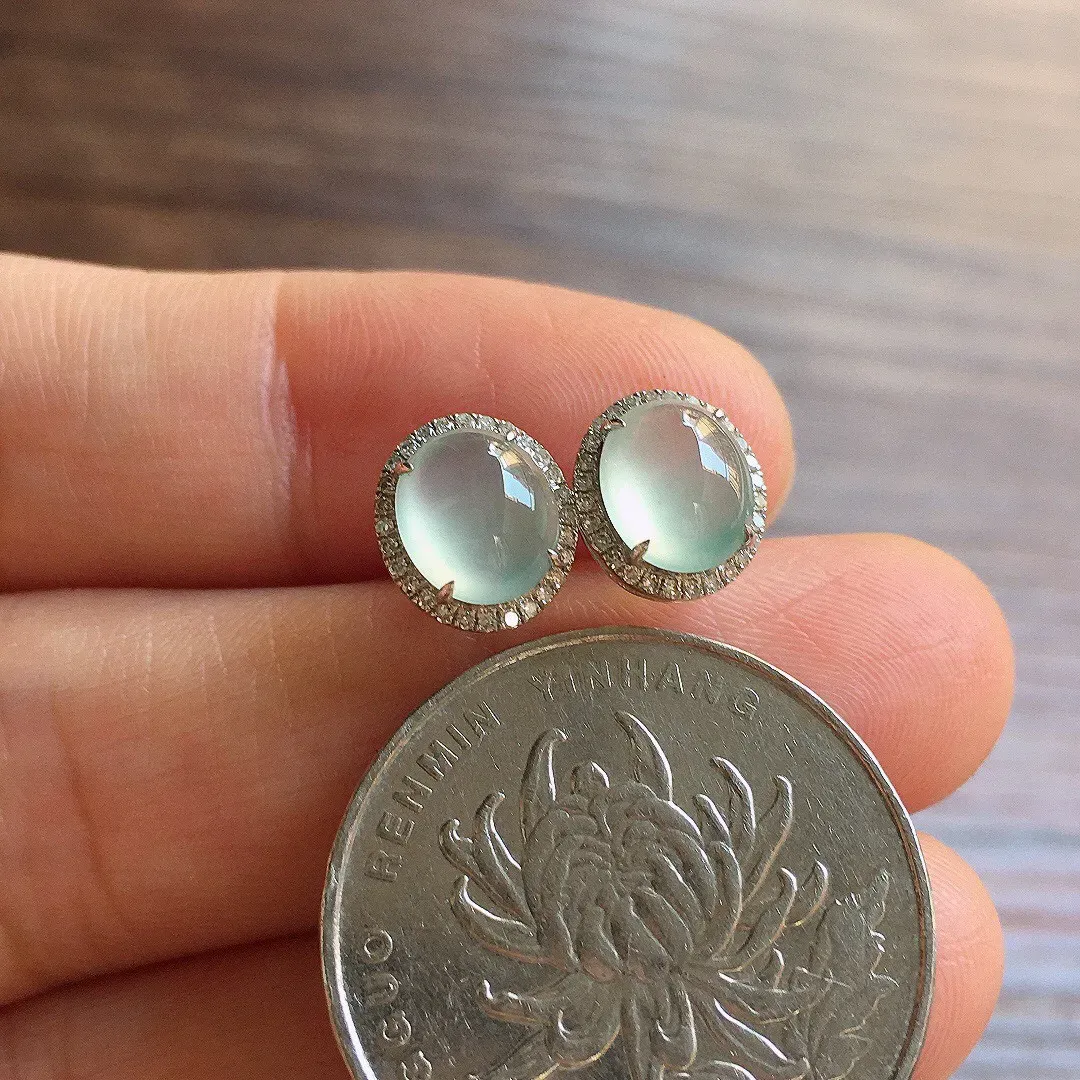 冰种蛋面耳钉，18k金镶嵌，简约时尚，冰润细腻，种水足 尺寸7.2*6*2.9