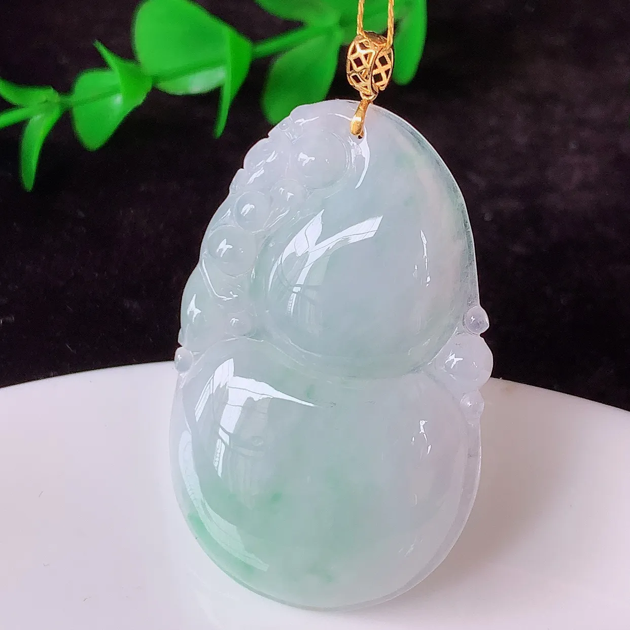 18K金镶嵌冰润飘绿葫芦吊坠，翡翠葫芦，寓意福禄双全，财源滚滚，佩戴效果优雅迷人！#00.14