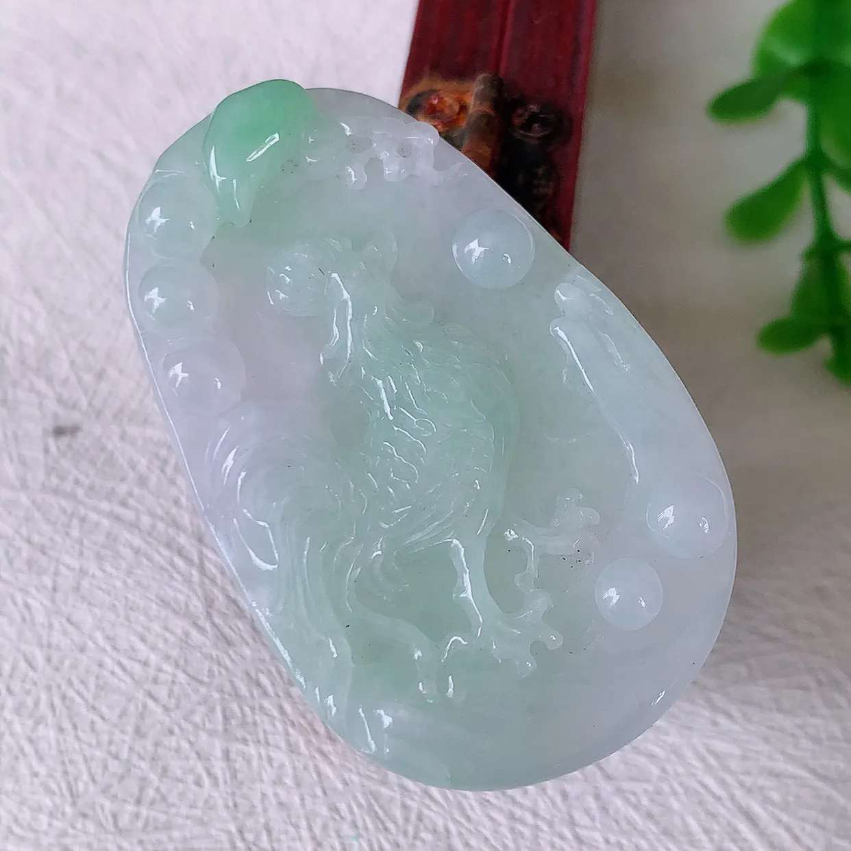 自然光实拍，冰润飘绿翡翠生肖鸡吊坠，种老水足，雕工精湛 ，寓意美好，佩戴时尚出众！#57.14