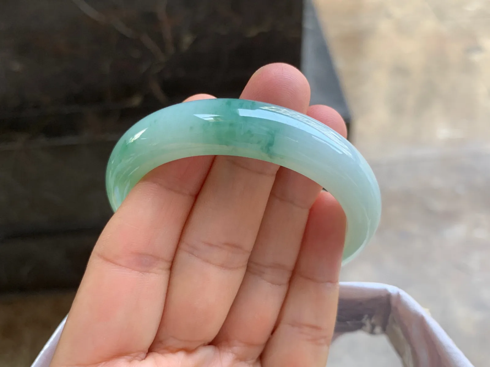 51-12.5-7.5mm
飘花手镯 底子细腻 水润
