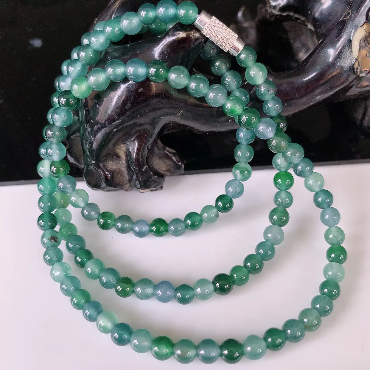 自然光实拍，冰种多宝翡翠珠链，天然翡翠A货，玉质细腻  冰清玉润  颜色漂亮  #001.1取一尺寸4.8mm