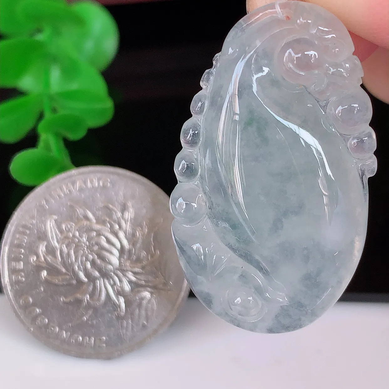 自然光实拍，冰种翡翠龙鱼、自由自在玉吊坠，寓意财源广进，雕工婉约，栩栩如生，佩戴优雅迷人！#49.16