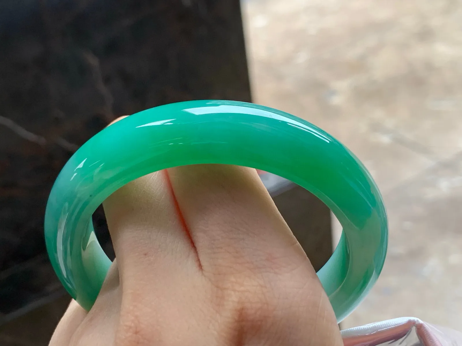 带色大圈手镯
细腻清爽 60/14/9.6mm