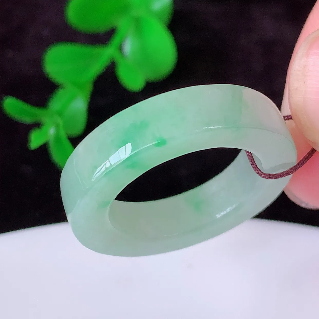 自然光实拍，17.6mm内径冰飘绿翡翠指环，玉戒指，玉质莹润，好精美好冰润的指环，16圈口，上手纤巧！#57.14尺寸17.6-5.5-4.2