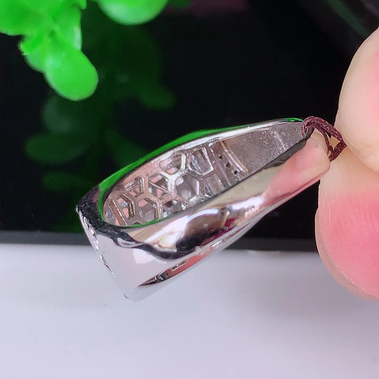 冰透满绿马鞍翡翠925银镶嵌戒指，自然光实拍，翠色灵动，颜色漂亮，种老水足，品相佳，佩戴佳品！#97.12（圈口可调大小）整体26.5*19.5*6裸石13.8*10