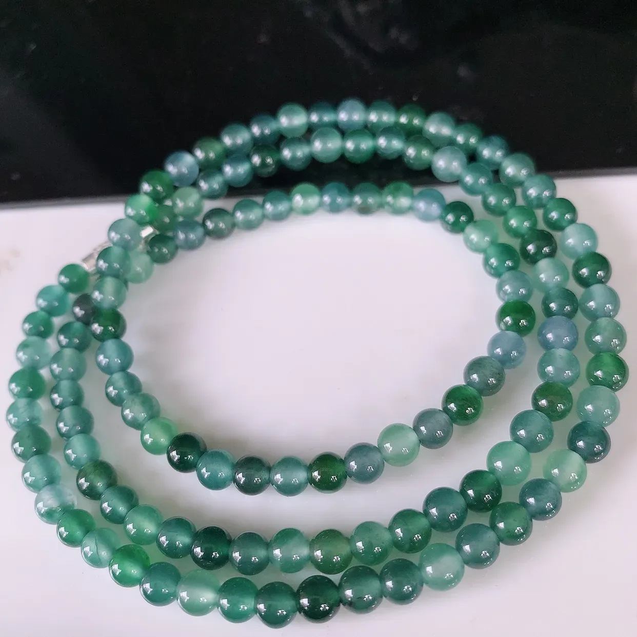 自然光实拍，冰种多彩翡翠圆珠项链，天然翡翠A货，玉质细腻  冰清玉润  颜色漂亮  #001.1取一尺寸4.8mm