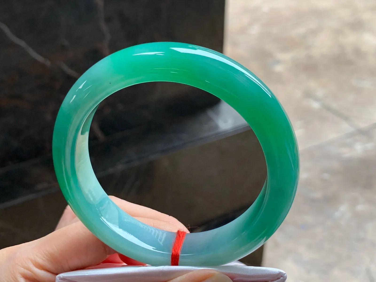 带色大圈手镯
细腻清爽 60/14/9.6mm
