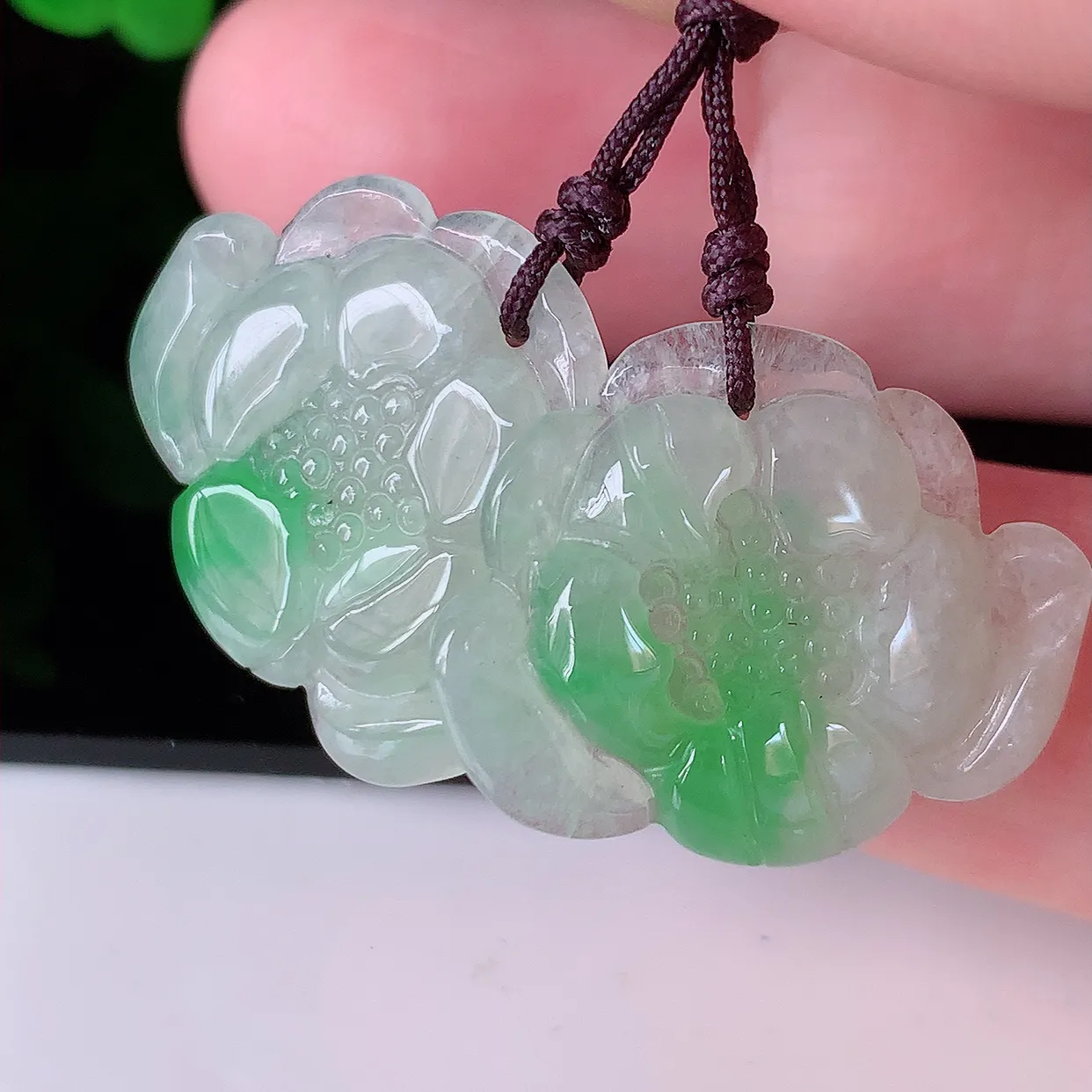 自然光实拍，冰飘绿一对荷花翡翠，翠色灵动，玉质细腻，颜色漂亮，品相佳，佩戴佳品！配银线 #41.14