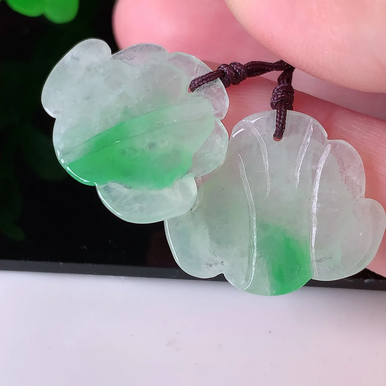 自然光实拍，冰飘绿一对荷花翡翠，翠色灵动，玉质细腻，颜色漂亮，品相佳，佩戴佳品！配银线 #41.14
