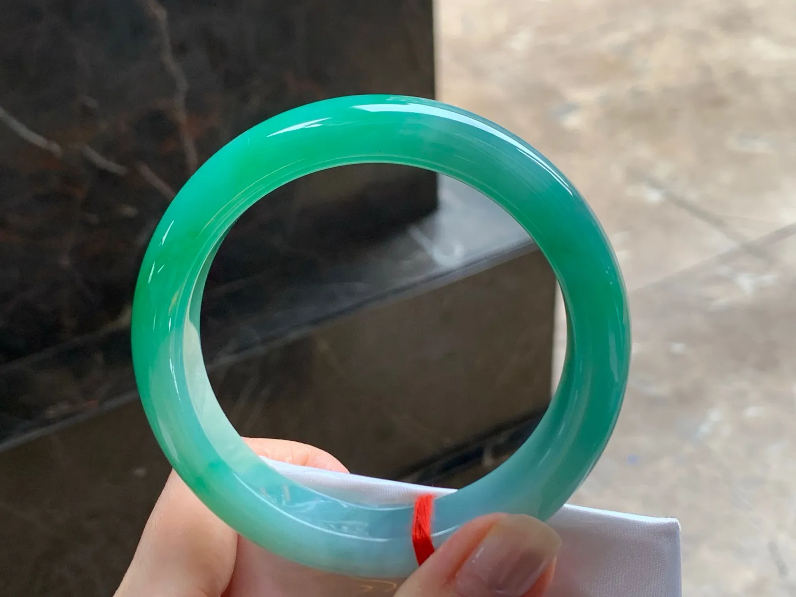 带色大圈手镯
细腻清爽 60/14/9.6mm