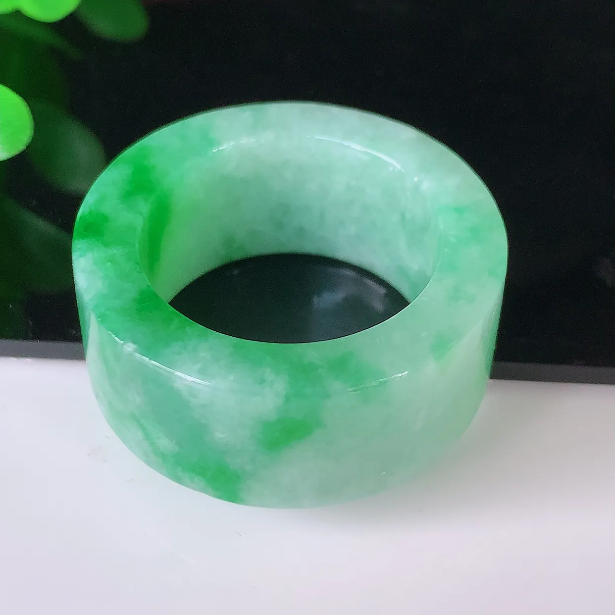 自然光实拍，20.8mm内径飘绿翡翠扳指，冰润指环，玉扳指，财源滚滚，玉质细腻起胶，25圈口，种水好！#05.14尺寸20.8-11.5-4.6