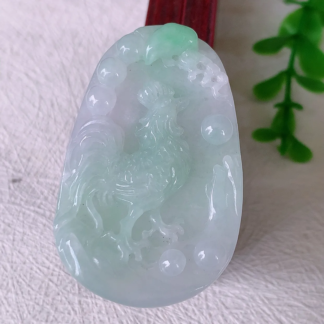 自然光实拍，冰润飘绿翡翠生肖鸡吊坠，种老水足，雕工精湛 ，寓意美好，佩戴时尚出众！#57.14