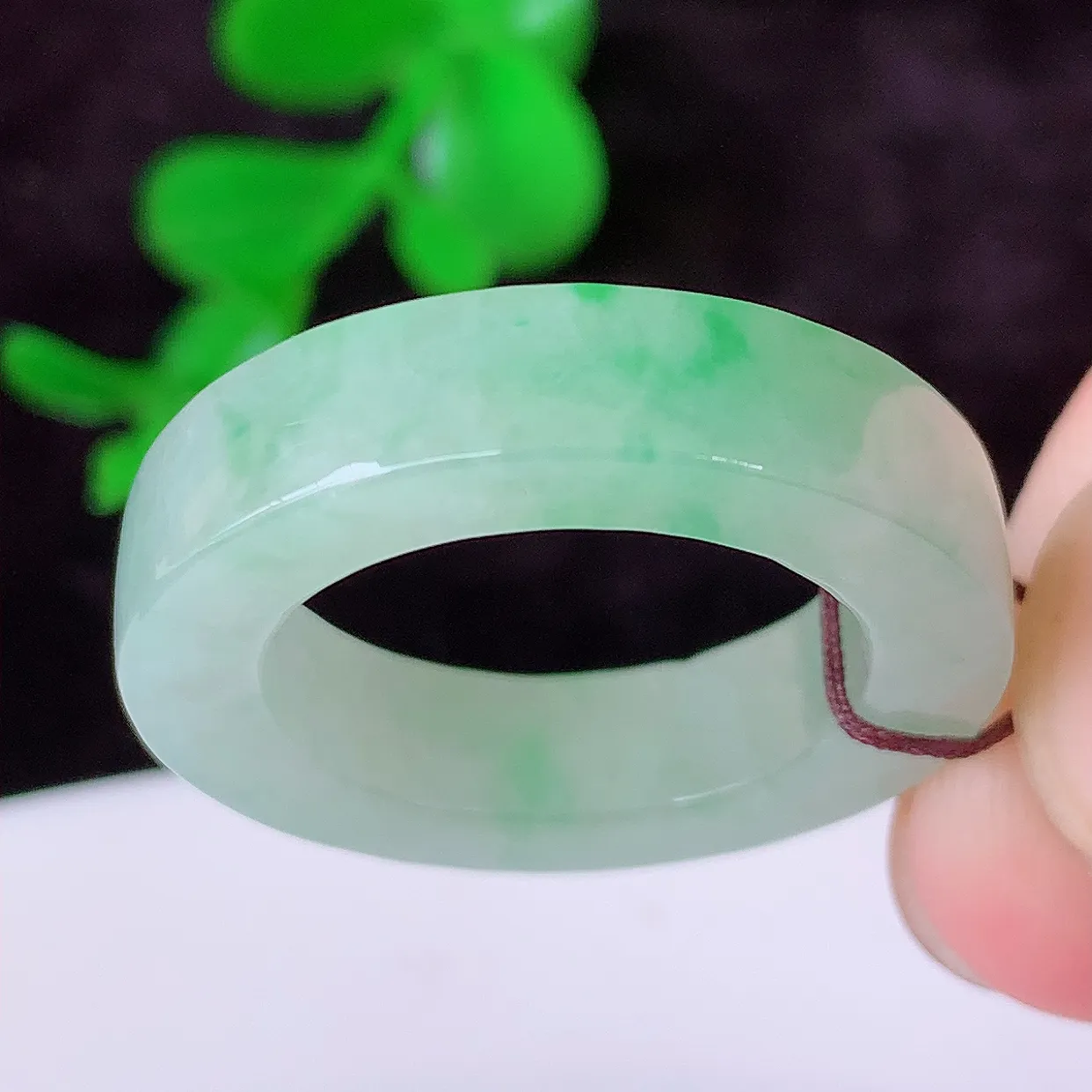 自然光实拍，17.6mm内径冰飘绿翡翠指环，玉戒指，玉质莹润，好精美好冰润的指环，16圈口，上手纤巧！#57.14尺寸17.6-5.5-4.2