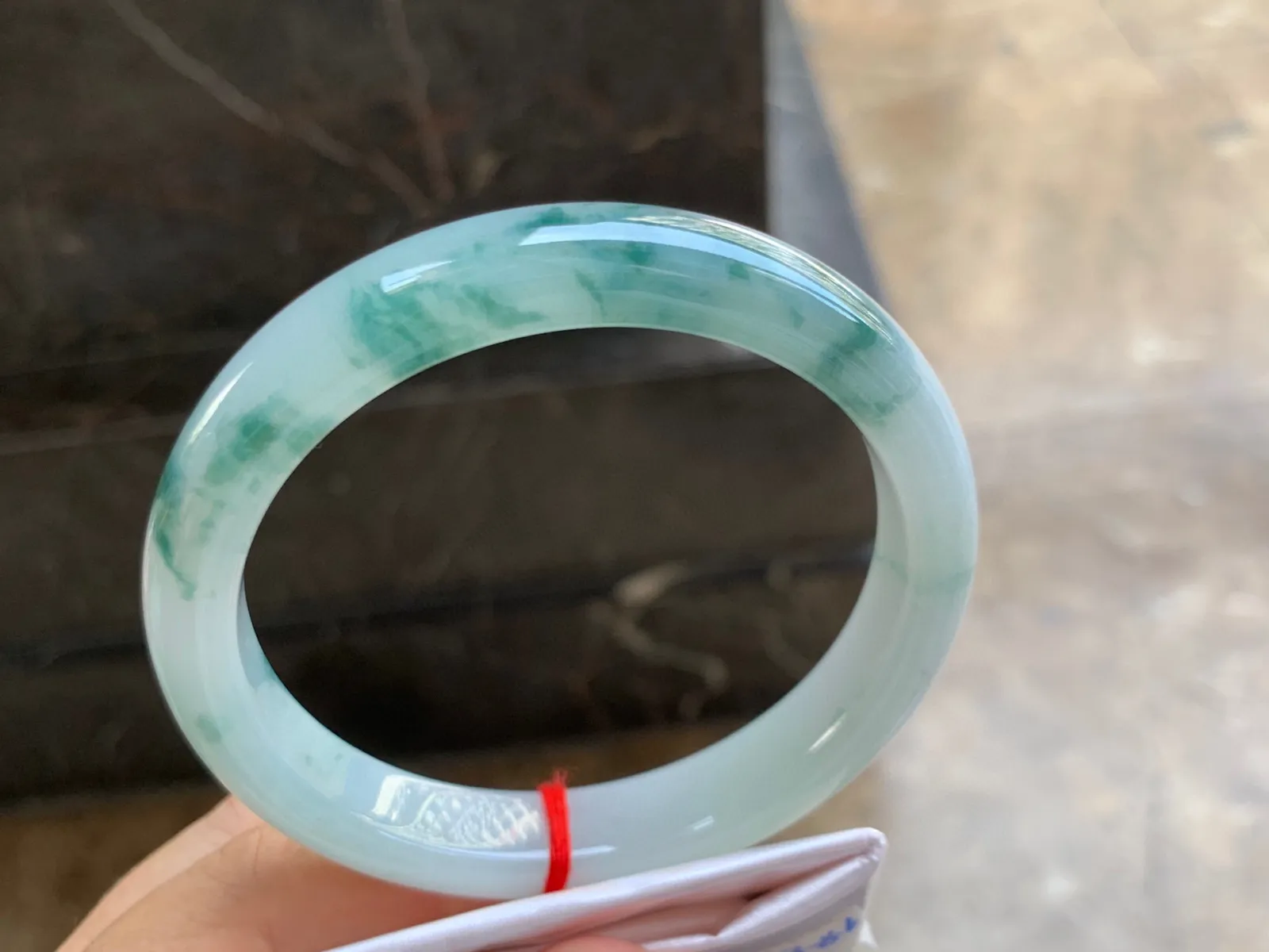 63.5-12.5-8.5mm
飘花大圈口手镯 底子细腻 花色漂亮 半山半水 超大大圈口