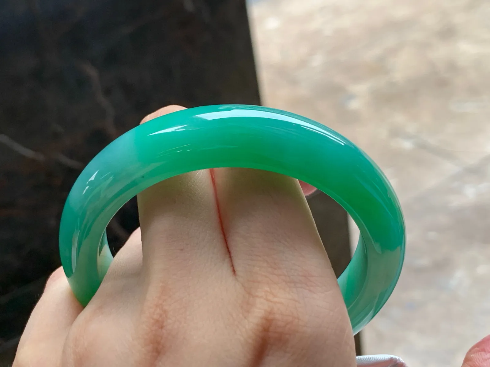 带色大圈手镯
细腻清爽 60/14/9.6mm