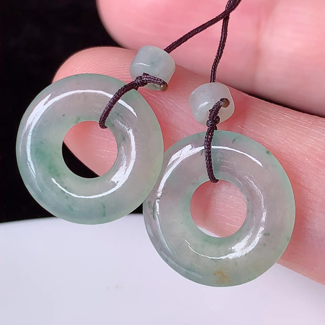 自然光实拍，冰种飘花一对平安扣翡翠，翠色灵动，玉质细腻，颜色漂亮，品相佳，佩戴佳品！配银线 #49.
