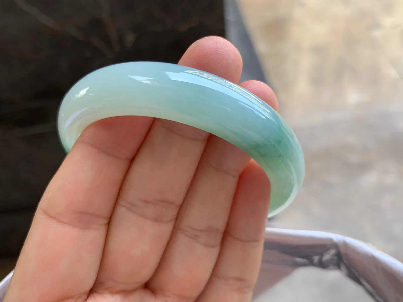 51-12.5-7.5mm
飘花手镯 底子细腻 水润