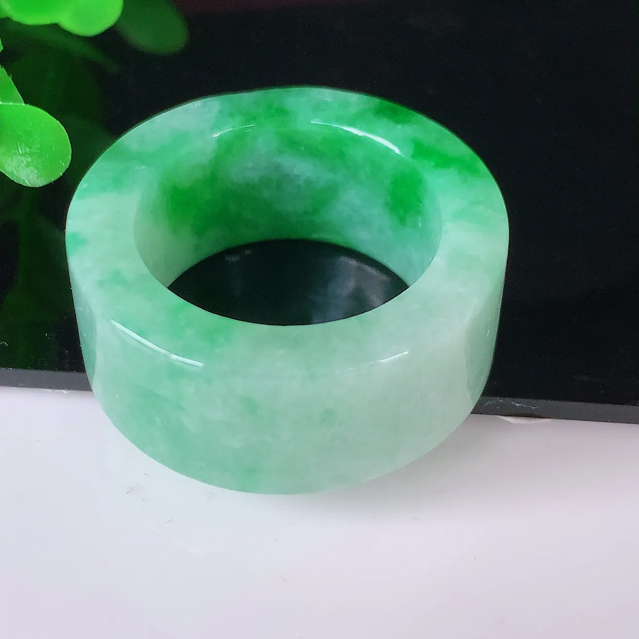 自然光实拍，20.8mm内径飘绿翡翠扳指，冰润指环，玉扳指，财源滚滚，玉质细腻起胶，25圈口，种水好！#05.14尺寸20.8-11.5-4.6