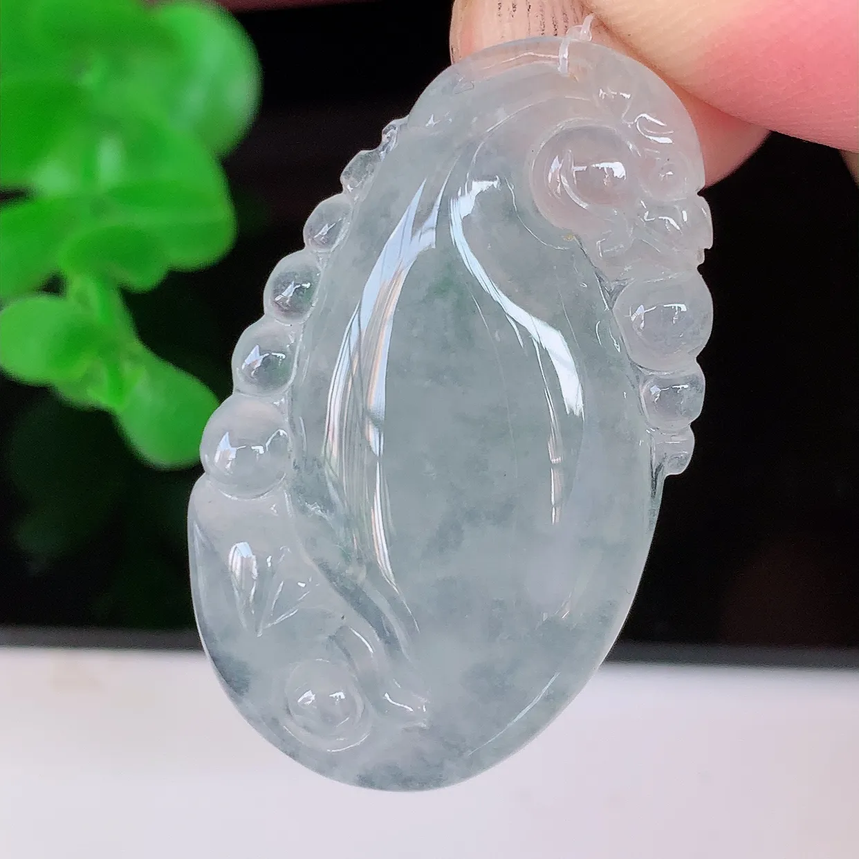 自然光实拍，冰种翡翠龙鱼、自由自在玉吊坠，寓意财源广进，雕工婉约，栩栩如生，佩戴优雅迷人！#49.16