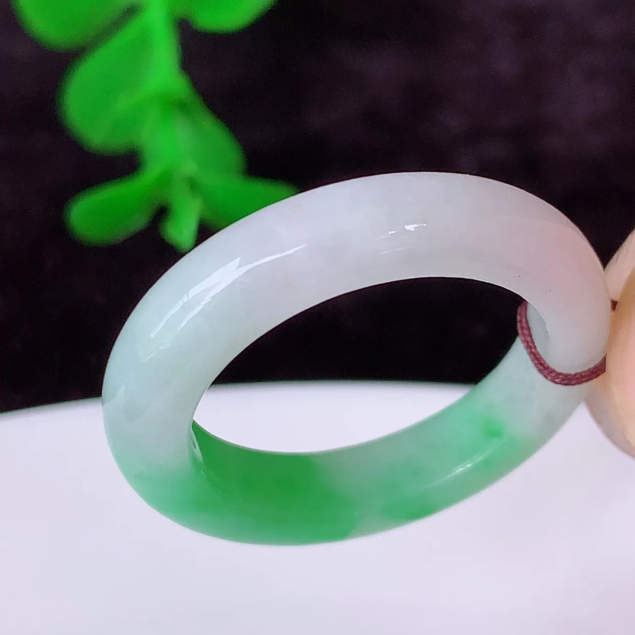 自然光实拍，18mm内径飘绿翡翠指环，玉戒指，玉质莹润，好精美好冰润的指环，17圈口，上手纤巧！#1.14尺寸18*4.8*3.8