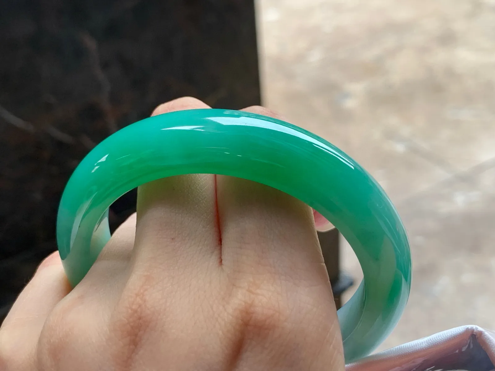 带色大圈手镯
细腻清爽 60/14/9.6mm