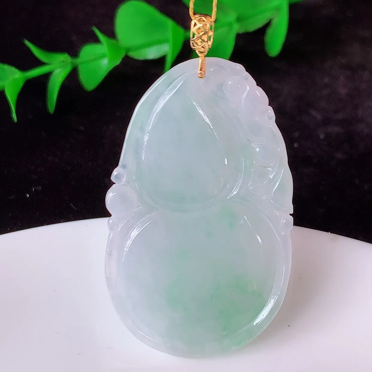 18K金镶嵌冰润飘绿葫芦吊坠，翡翠葫芦，寓意福禄双全，财源滚滚，佩戴效果优雅迷人！#00.14
