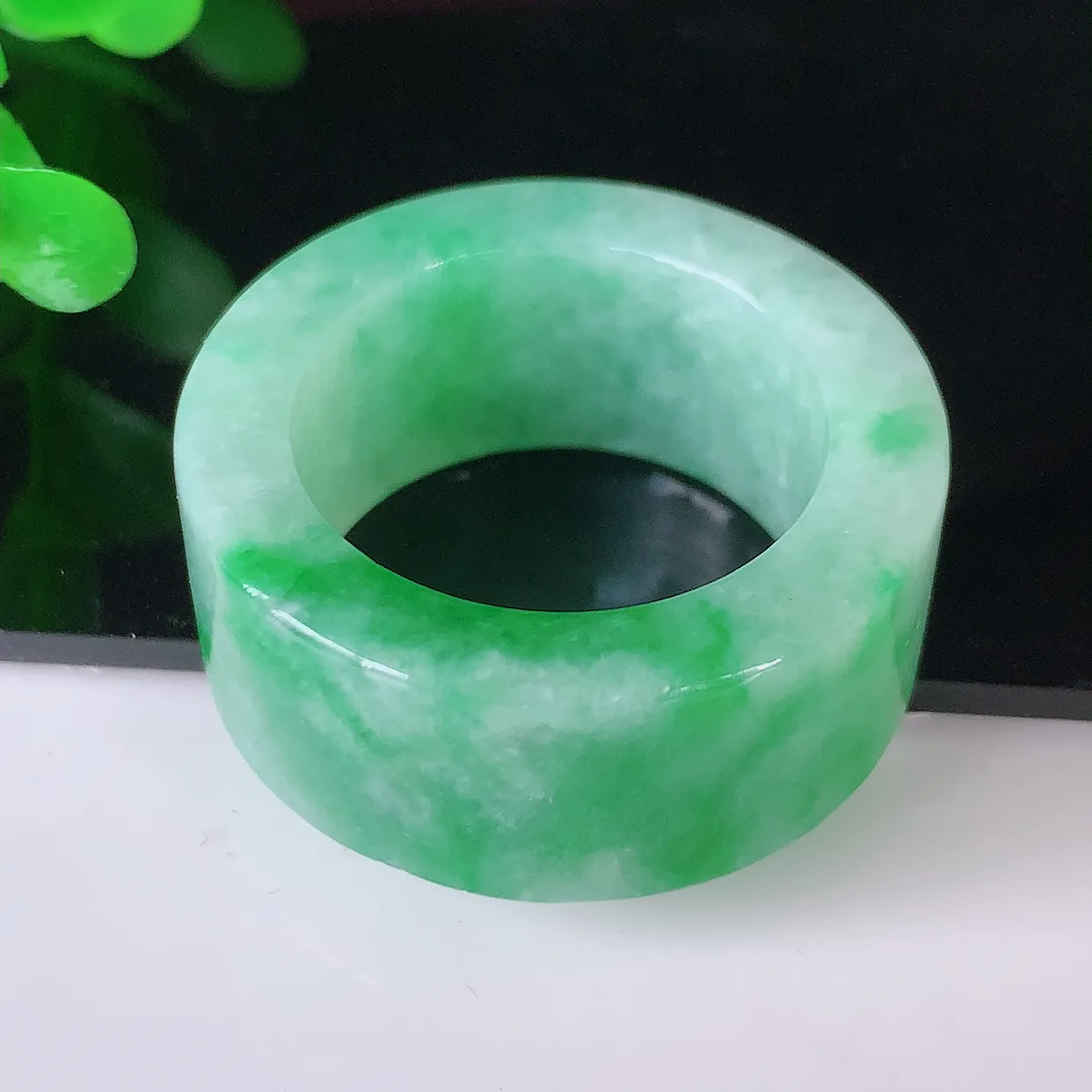 自然光实拍，20.8mm内径飘绿翡翠扳指，冰润指环，玉扳指，财源滚滚，玉质细腻起胶，25圈口，种水好！#05.14尺寸20.8-11.5-4.6