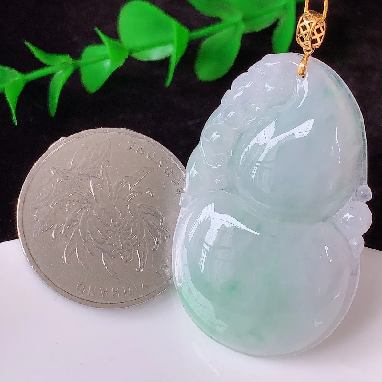 18K金镶嵌冰润飘绿葫芦吊坠，翡翠葫芦，寓意福禄双全，财源滚滚，佩戴效果优雅迷人！#00.14