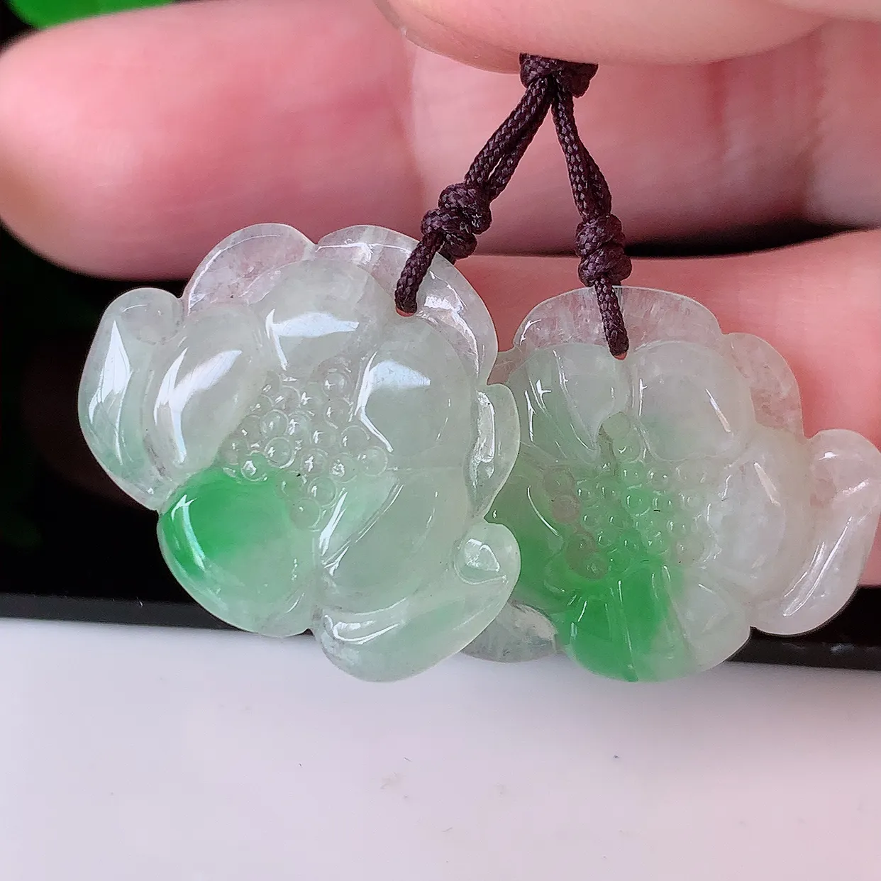 自然光实拍，冰飘绿一对荷花翡翠，翠色灵动，玉质细腻，颜色漂亮，品相佳，佩戴佳品！配银线 #41.14