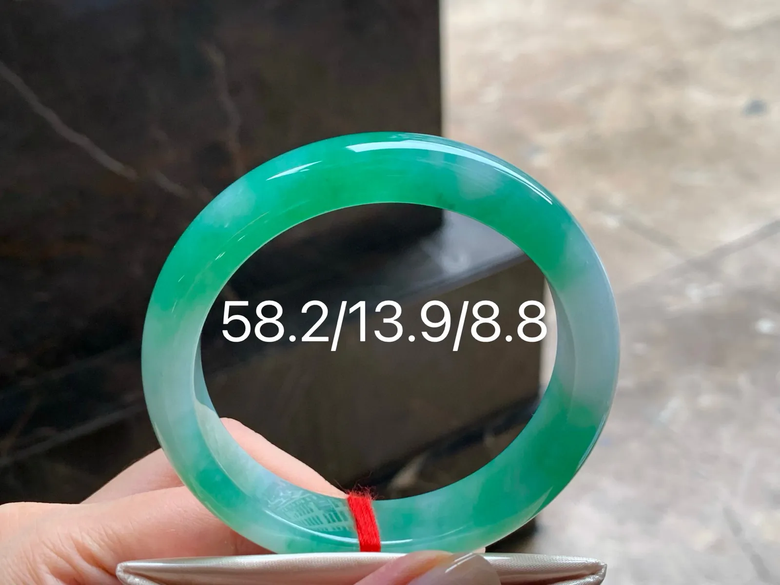 冰带色手镯
种好水润 58.2/13.9/8.8mm