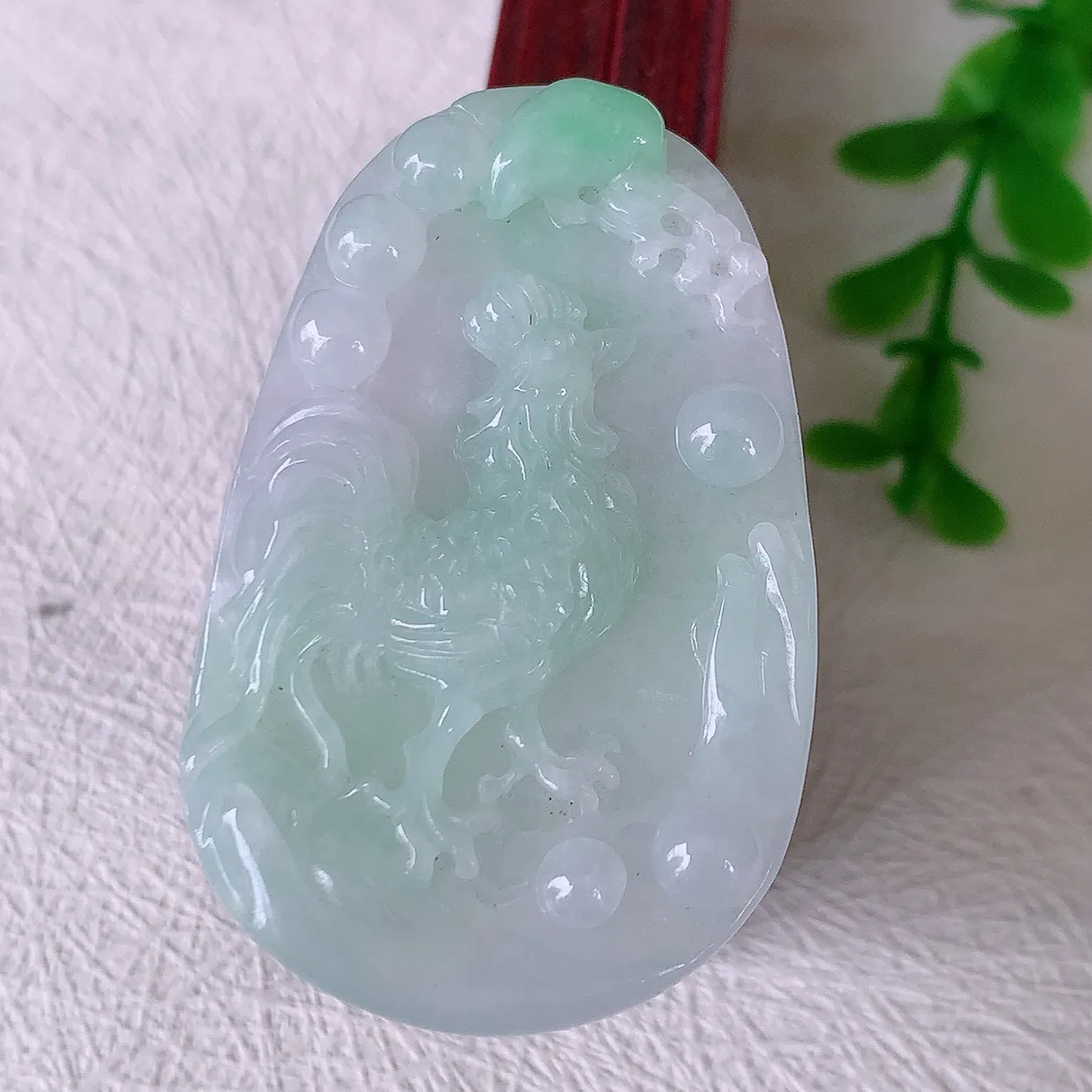 自然光实拍，冰润飘绿翡翠生肖鸡吊坠，种老水足，雕工精湛 ，寓意美好，佩戴时尚出众！#57.14